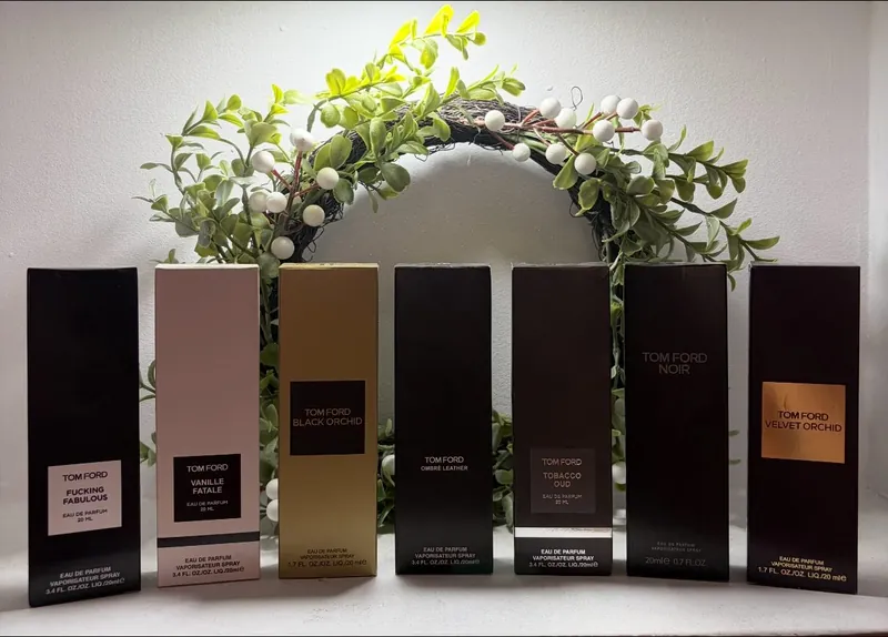 Sedam Tom Ford parfema od 20 ml ispred venca od zelenila