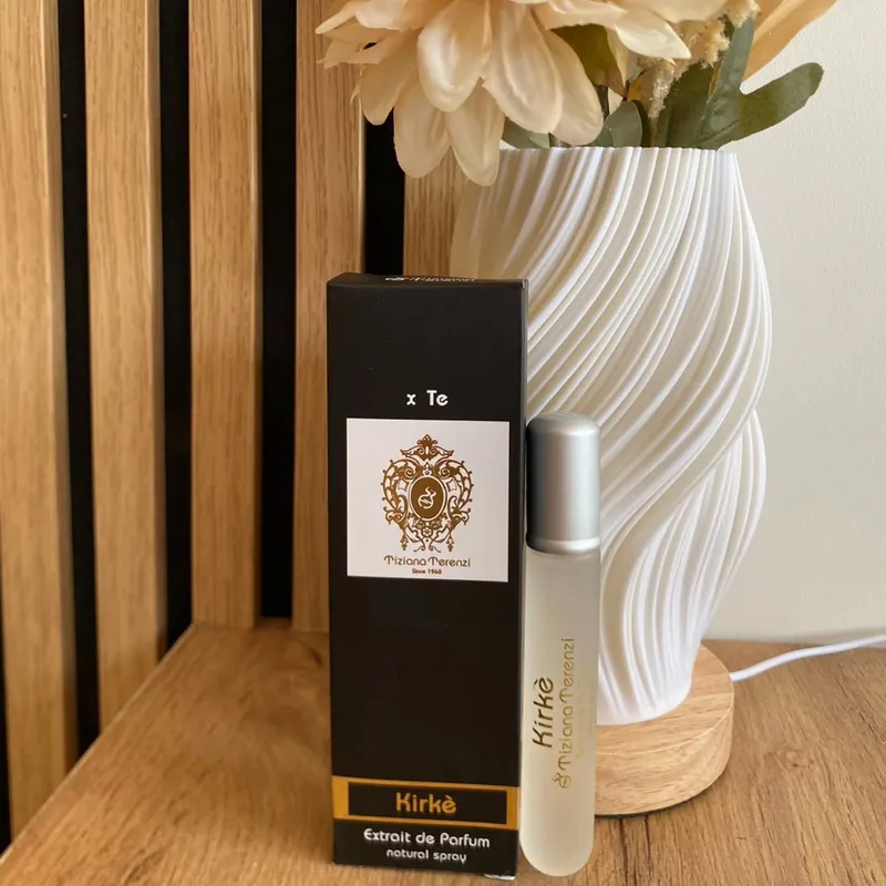 Tiziana Terenzi Kirkè 20 ml pored bijele vaze
