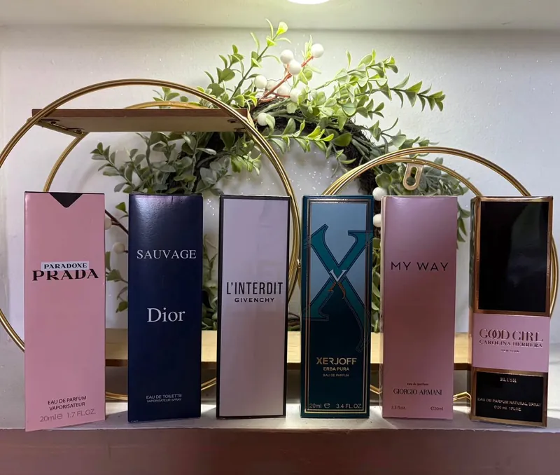 Šest parfema od 20 ml na polici sa zlatnim lukovima
